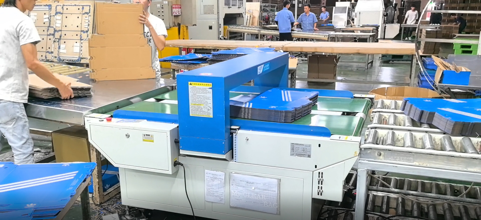 越南某紙業有限公司使用多台連新牌寬幅檢針機 、寬幅紙品金屬檢測機